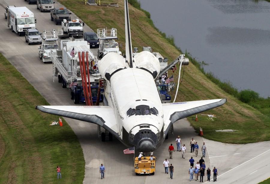 Space+shuttle+Atlantis%2C+STS-135%2C+is+towed+to+a+Oribitor+Processing+Facility+at+Kennedy+Space+Center+in+Florida%2C+after+landing+Thursday%2C+July+21%2C+2011%2C+concluding+30+years+and+135+missions.+%28Red+Huber%2FOrlando+Sentinel%2FMCT%29