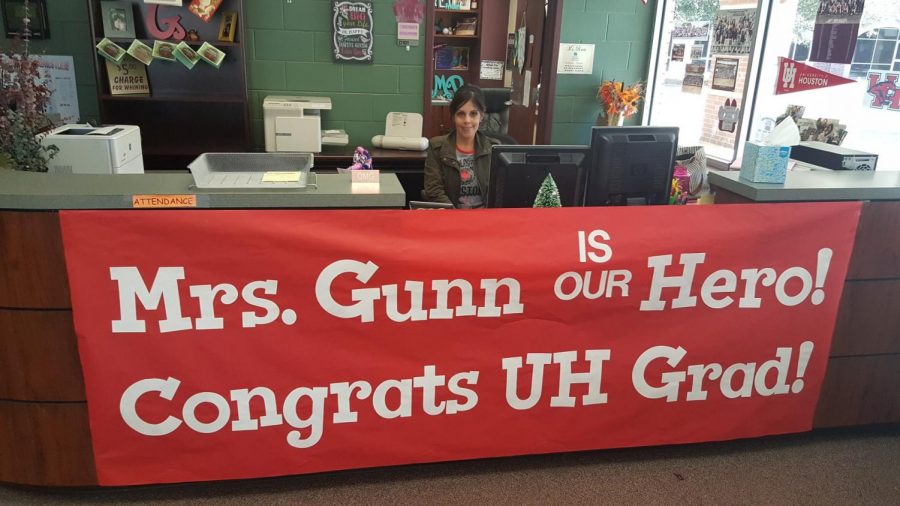 Gunn+the+proud+UH+graduate